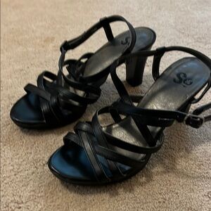 Stylish Black Strappy Heel